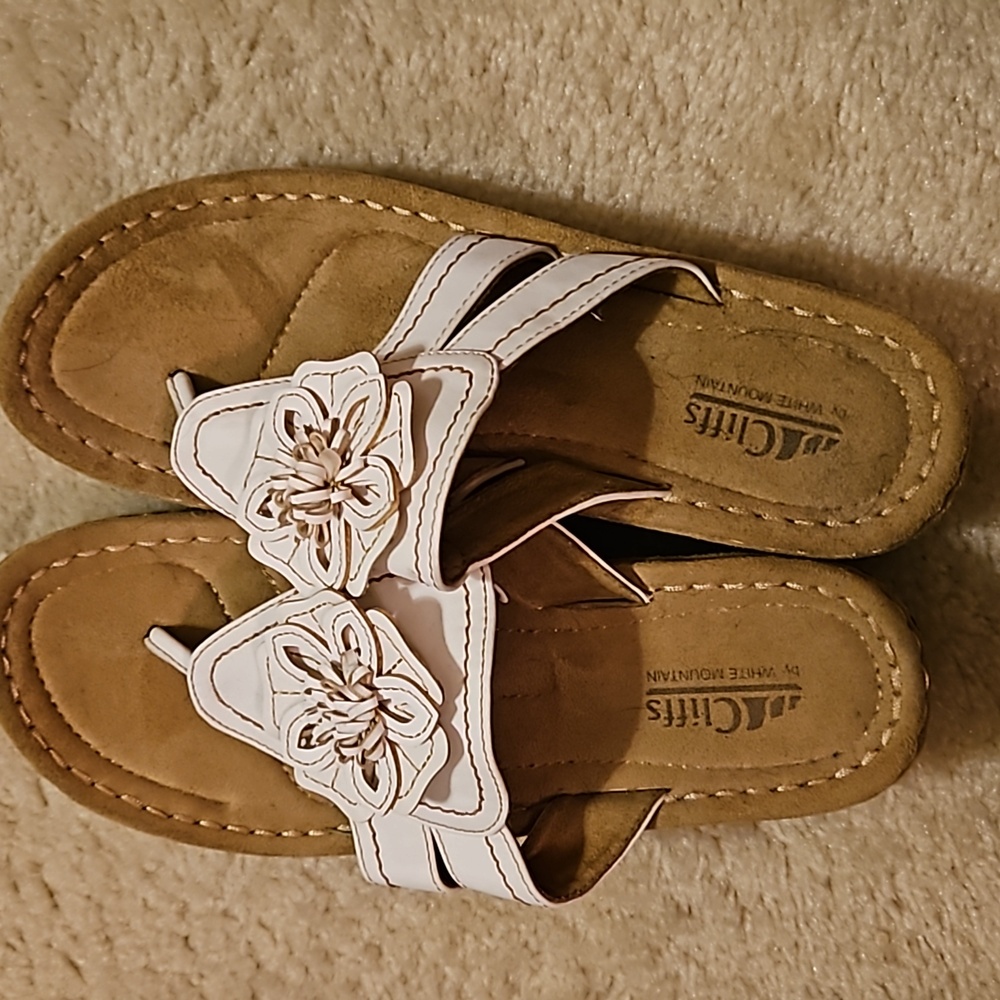 Nwot white flower sandals